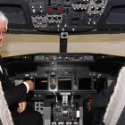 El rector de la Universidad, José Ángel Hermida, junto al director del nuevo Centro de Simulación Aérea, en uno de los simuladores con que está dotado dicho centro.