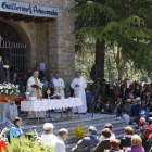 El obispo de León, Julian López, en la misa en la ermita del san Guillermo. CAMPOS