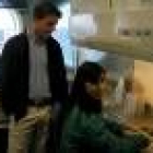 Almudena Martínez en el laboratorio donde investiga la nueva terapia