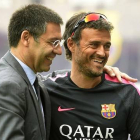 El presidente del Barça, Josep Maria Bartomeu, junto al técnico Luis Enrique en la ciudad deportiva Joan Gamper.