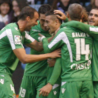 Los jugadores del Betis celebran su primer gol ante el Deportivo, obra del delantero Rubén Castro.