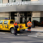El 112 recogiendo gorros de baño en el hotel AC.