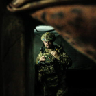 Un militar ucraniano de la 24 brigada mecanizada se refugia en una posición en el Donetsk. OLEG PETRASYUK