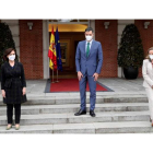 Pedro Sánchez y las cuatro vicepresidentas del Gobierno posan ayer en la Moncloa tras la remodelación del gabinete. KIKO HUESCA