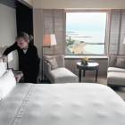 Una camarera de planta finaliza la limpieza de una habitación en un hotel. DL