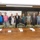 Los representantes de los clubes junto a Silván y López Benito durante la firma. FERNANDO OTERO