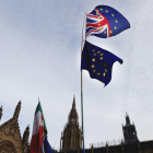 Un manifestante sostiene las bandera de Gran Bretaña y de la UE en una protesta ante el Parlamento británico, en Londres.