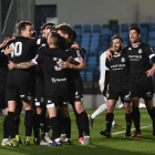 Varios jugadores de la Cultural celebran el segundo gol de Dioni del pasado domingo frente al Real Madrid Castilla. ESTÉVEZ