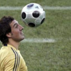 Santi Cazorla controla el balón durante un entrenamiento de la selección española.