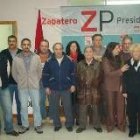 Los integrantes de la nueva ejecutiva del PSOE en Laciana posan en la sede de la agrupación