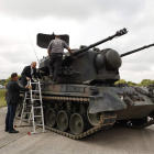 El canciller Olaf Scholz se sube, ayer, a un tanque de los que va a enviar a Kiev. MORRIS MACMATZEN