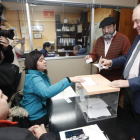 López Sendino y Pérez Echevarría en el momento de votar en el proceso de primarias de UPL. RAMIRO