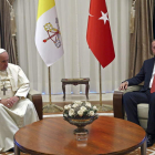 El papa Francisco y el presidente turco durante el encuentro que mantuvieron ayer.