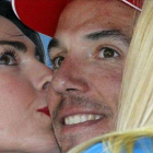 Purito recibe los besos de las azafatas en el podio de la Vuelta al País Vasco.