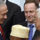 Netanyahu (izquierda) y Abás se saludan en la conferencia sobre cambio climático de la ONU, en Le Bourget, en las afueras de París, el 30 de noviembre del 2015.