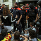 Los Mossos d’Esquadra el miércoles cuando se detuvo a varios altos cargos de la Generalitat. T. ALBIR