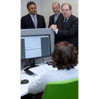 Herrera, durante la visita que realizó ayer a Cognizant. N. GALLEGO