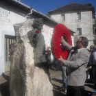 El ex alcalde de Villablino, Pedro Fernández, fue el encargado de poner las flores al busto.