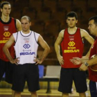 De Grado da instrucciones a Leiva, Bernabé y Jorge Calvo durante un entrenamiento en el Palacio de D