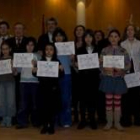 Los niños ganadores del concurso junto con las autoridades que acudieron a la entrega de premios