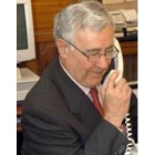 José Luis de Pedro es felicitado por teléfono por su reelección