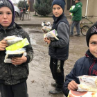 Niños de Nadezhviska con ayuda humanitaria. GERVASIO SÁNCHEZ