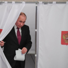 Vladimir Putin se dispone a depositar su voto en las elecciones presidenciales rusas.