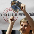 Una joven golpea su plato en protesta contra el hambre.