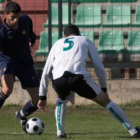 Javi Álamo, a la izquierda, trata de driblar a Molina en el partido Mérida-Universidad en el estadio