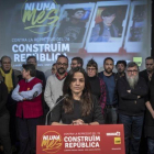 La diputada de la CUP Maria Sirvent, arropada por la plana mayor del partido, este martes en Barcelona.