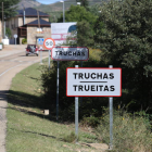 El cartel de Truchillas, con su variante en leonés. MARCIANO PÉREZ