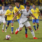 Lucas Vázquez, que entró por Cristiano. protege el balón ante el acoso de la defensa rival. ÁNGEL MEDINA