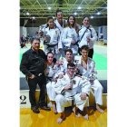 Los judocas leoneses posan con las medallas logradas.