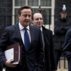 Cameron (en el centro) camina hacia el Parlamento, este miércoles en Londres.