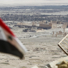 Una bandera siria ondea ante las ruinas de la histórica ciudad de Palmira.