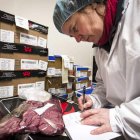Una inspectora analiza un trozo de carne en Holanda.