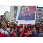 Seguidores de Chávez jalean al presidente venezolano en un acto electoral en Guarenas, este sábado.