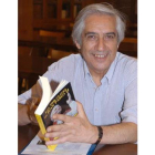 Imagen de archivo de José Antonio Carro Celada con el libro de Eloy García en las manos.