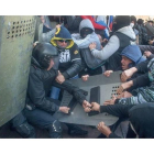 Activistas prorrusos se enfrentan a los policías, que custodian el edificio de la Administración en Donetsk