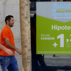 Anuncio de hipotecas en una oficina del BBVA en Madrid.