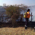 Dos agentes sofocan las llamas del incendio del pasado miércoles.