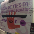 Un autobús urbano, con uno de los carteles de la campaña