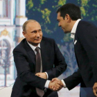 El presidente ruso Vladimir Putin se da la mano con el primer ministro griego Alexis Tsipras el pasado 19 de junio.