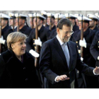Merkel y Rajoy pasan revista a las tropas.