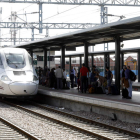 Un Alvia como el que relevará Renfe con el modelo Avril en Galicia, entra en la estación de León. MARCIANO PÉREZ
