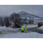 Una máquina quitanieves volcó en la N-630, a la altura de Villamanín, en una jornada complicada para el tráfico en el norte de la provincia. PLANILLO/ARAUJO