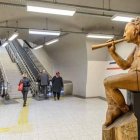 La obra en su emplazamiento, y cómo quedó tras el ataque. DL