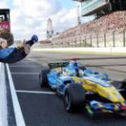 El equipo Renault expresa toda su alegría cuando Alonso cruza la meta en primera posición