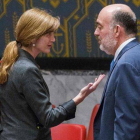 La embajadora de EEUU en la ONU, Samantha Power, habla con su homólogo israelí, Ron Prosor, antes de la reunión del Consejo de Seguridad.