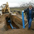 Reparación de una de las habituales averías en Cubillos, donde comenzarán este mismo año las obra